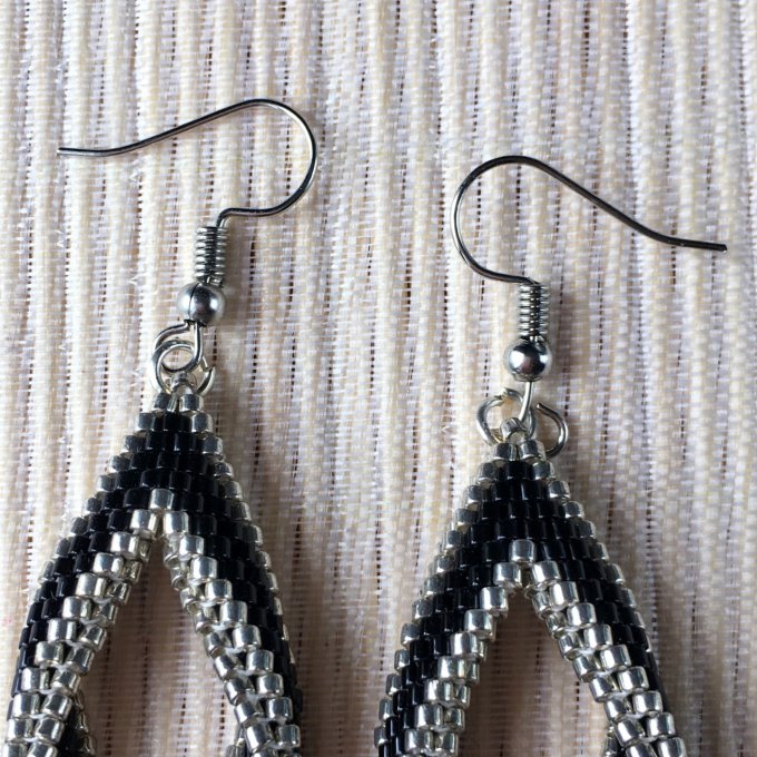 Boucles d'oreilles tissées en perles Miyuki noir et argent