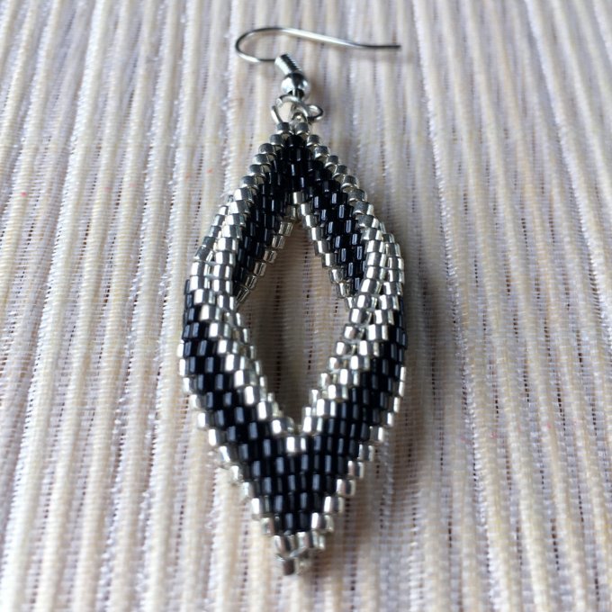 Boucles d'oreilles tissées en perles Miyuki noir et argent