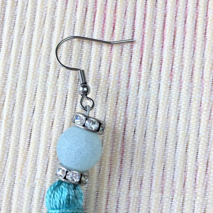 Boucles d'oreilles grand pompon & perle en pierre, bleu céladon