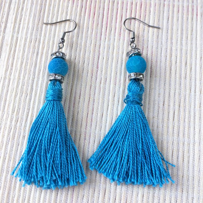 Boucles d'oreilles grand pompon & perle en pierre, bleu ciel