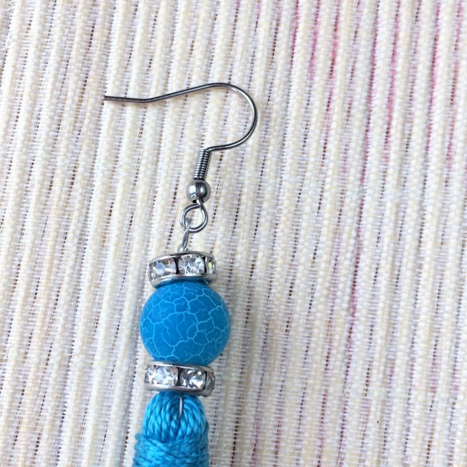 Boucles d'oreilles grand pompon & perle en pierre, bleu ciel