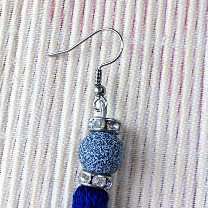 Boucles d'oreilles grand pompon & perle en pierre, bleu roi