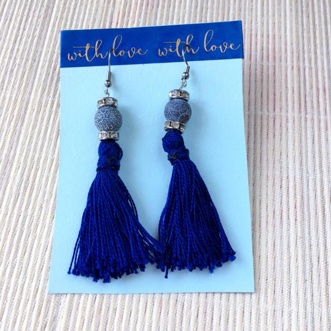 Boucles d'oreilles grand pompon & perle en pierre, bleu roi