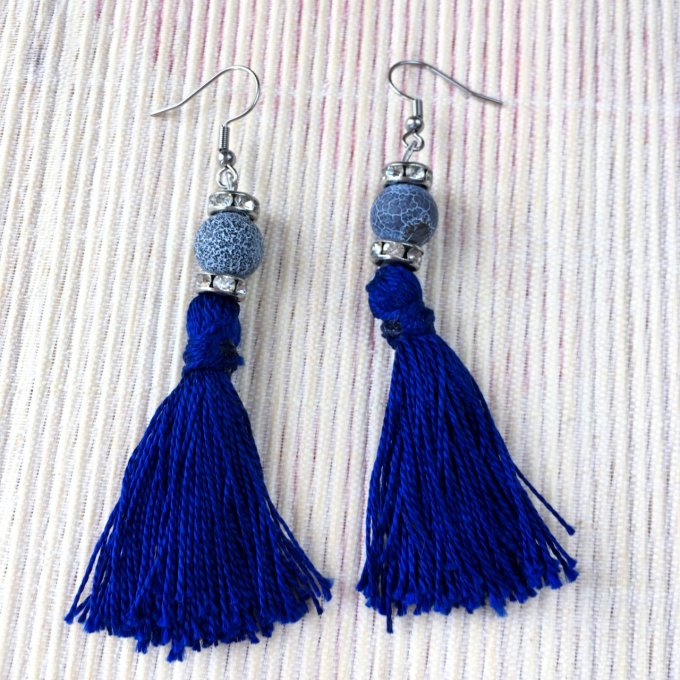 Boucles d'oreilles grand pompon & perle en pierre, bleu roi