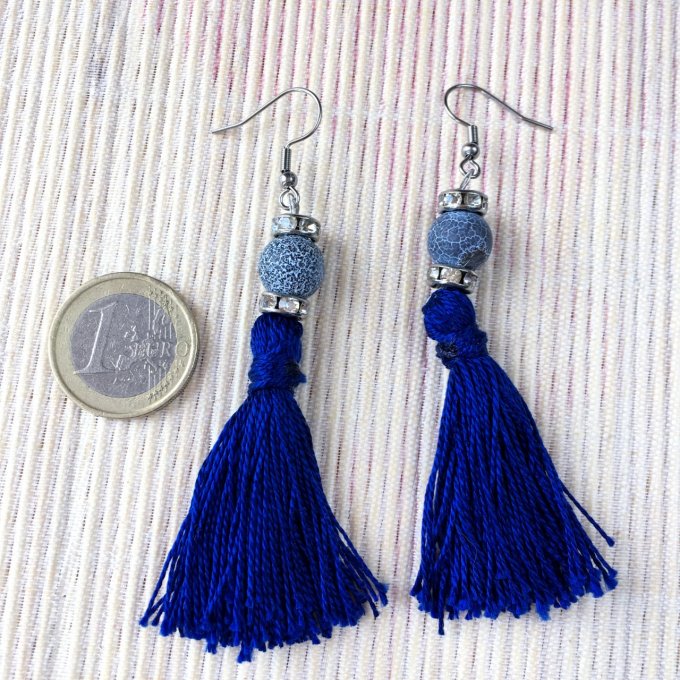 Boucles d'oreilles grand pompon & perle en pierre, bleu roi