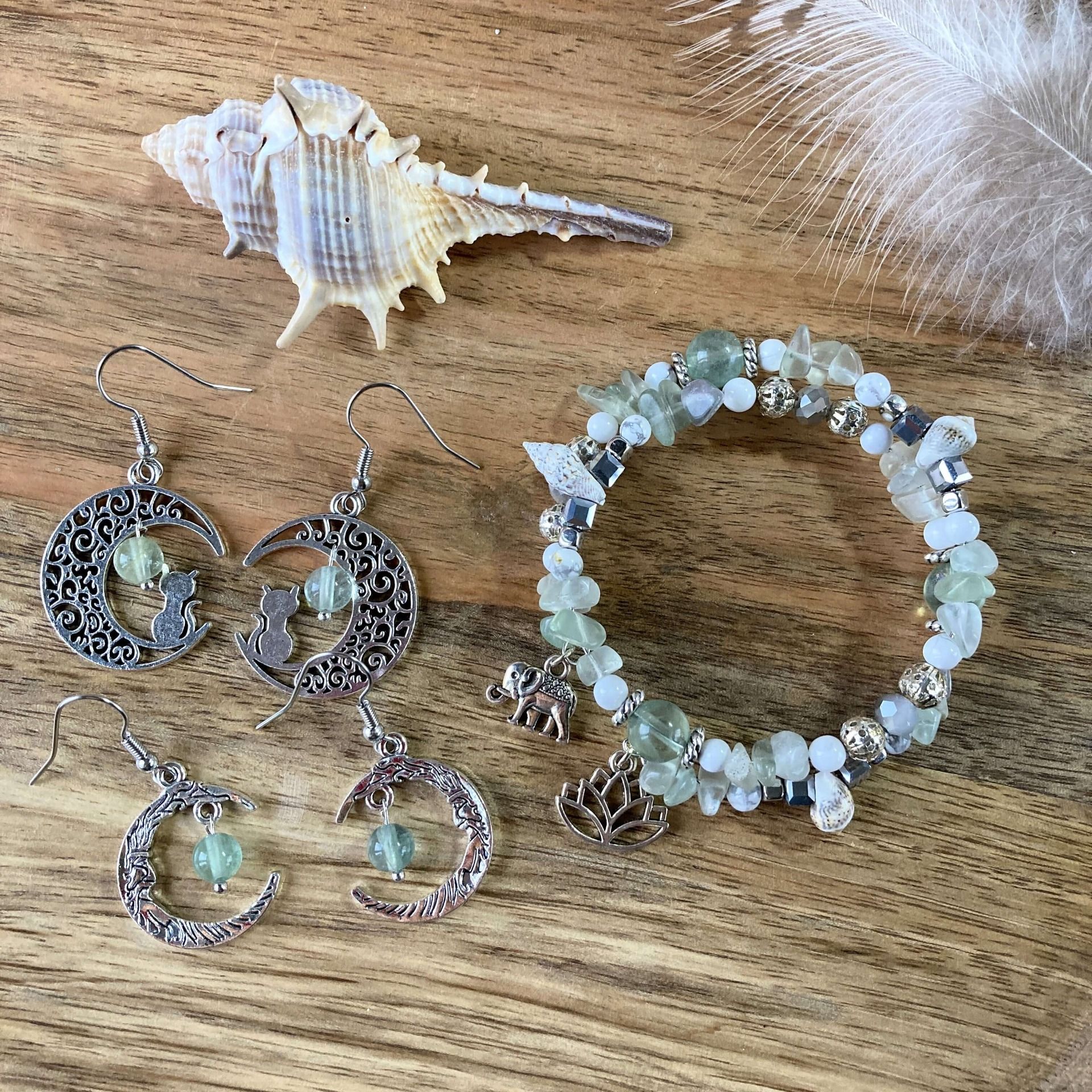 Boucles D'Oreilles Pendantes - Chats Et Perles Vertes Sur Plaqué Argent, Fait Main