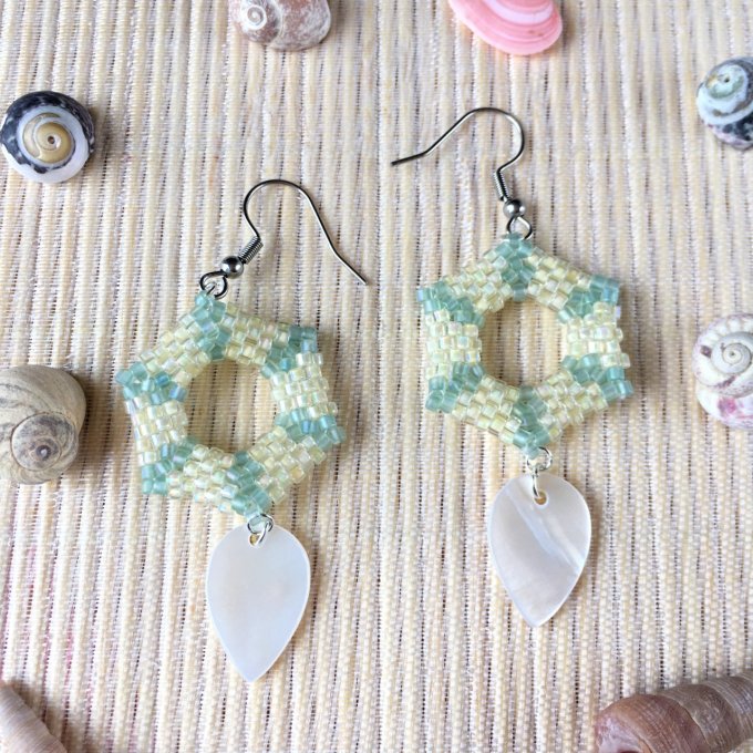 Boucles d'oreilles hexagone beige & vert, tissage Miyuki