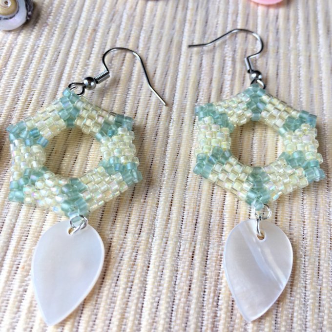 Boucles d'oreilles hexagone beige & vert, tissage Miyuki