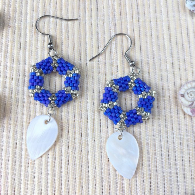 Boucles d'oreilles hexagone bleu jean & argenté, tissage miyuki