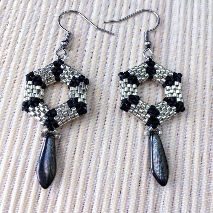 Boucles d'oreilles hexagone noir & argenté, tissage Miyuki