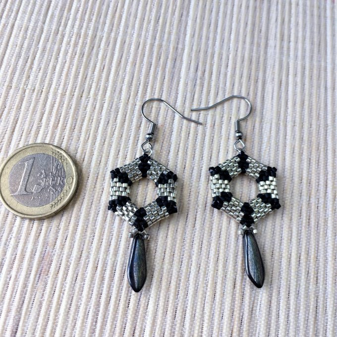 Boucles d'oreilles hexagone noir & argenté, tissage Miyuki