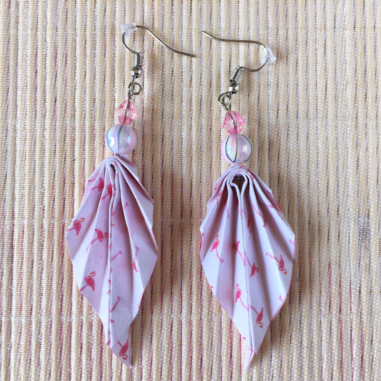 Boucles d'oreilles origami, blanc motif flamants roses