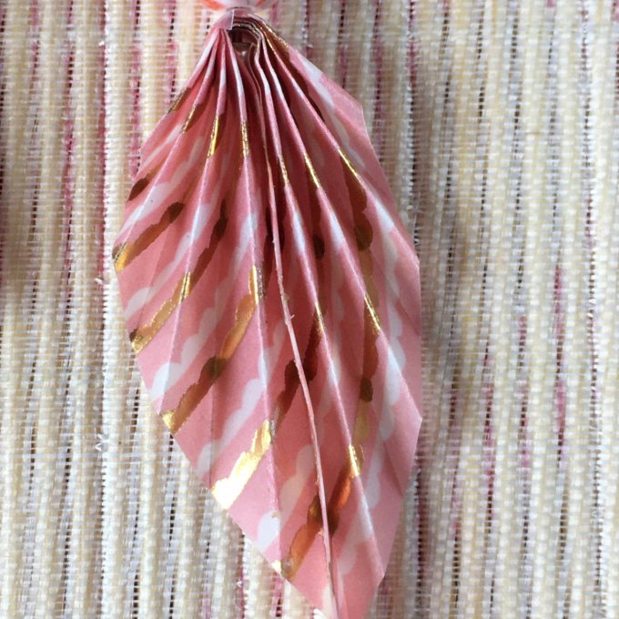 Boucles d'oreilles origami papier calque, rose & doré