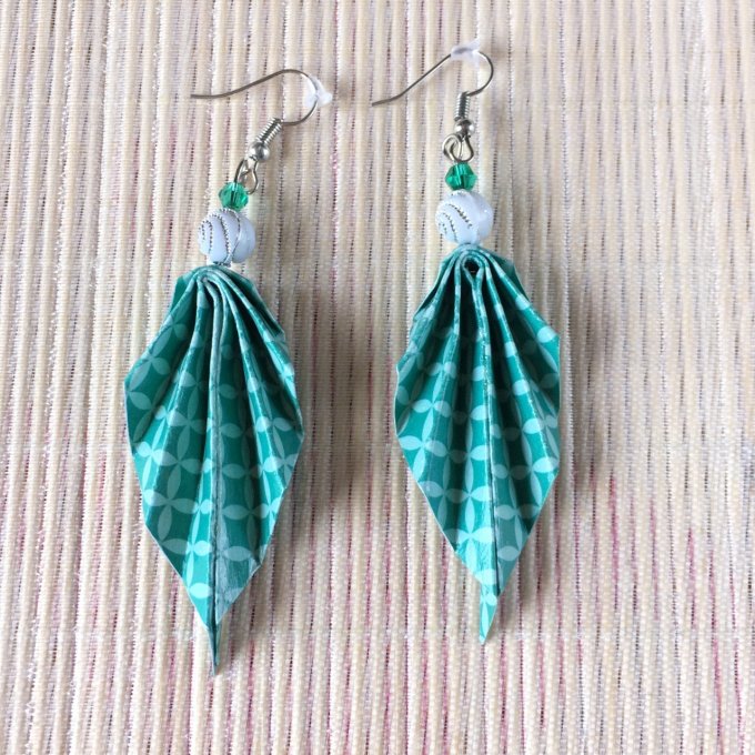 Boucles d'oreilles origami, vert et perle spirale