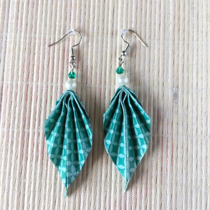 Boucles d'oreilles origami, vert et perle nacrée