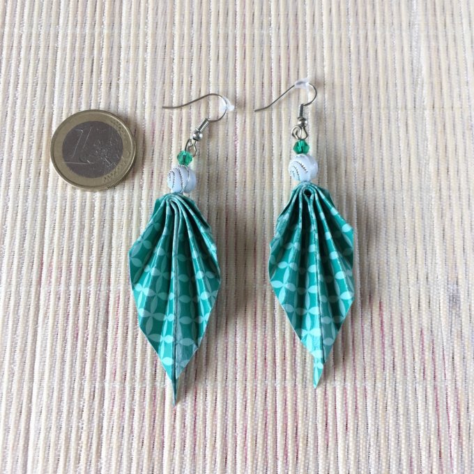 Boucles d'oreilles origami, vert et perle spirale