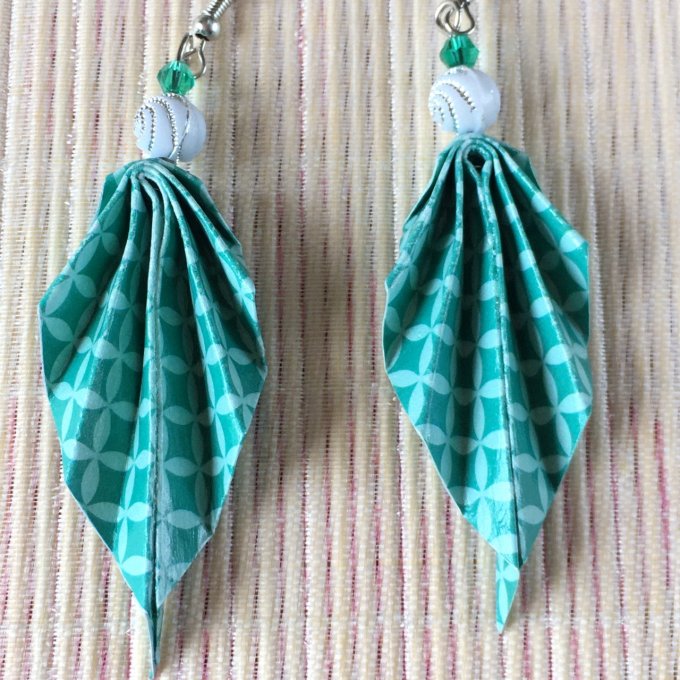 Boucles d'oreilles origami, vert et perle spirale