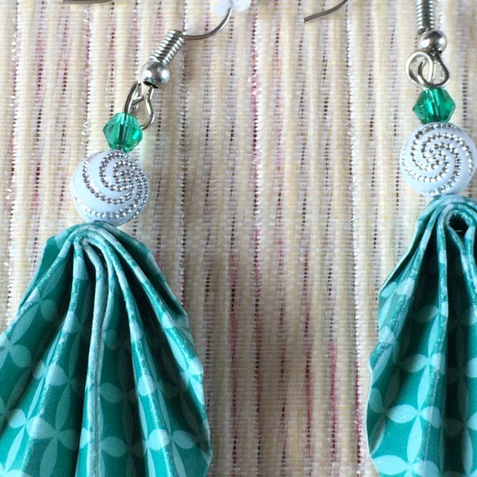 Boucles d'oreilles origami, vert et perle spirale