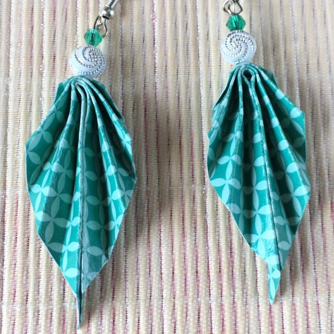 Boucles d'oreilles origami, vert et perle spirale