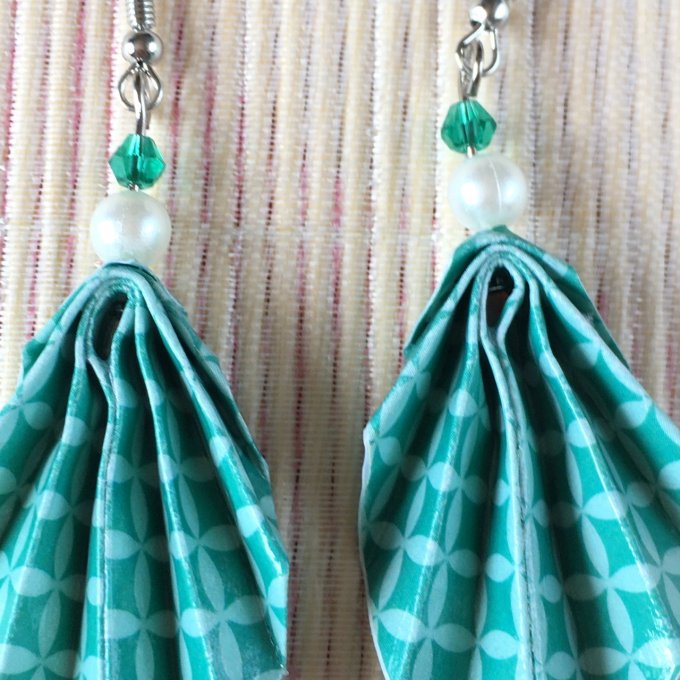 Boucles d'oreilles origami, vert et perle nacrée
