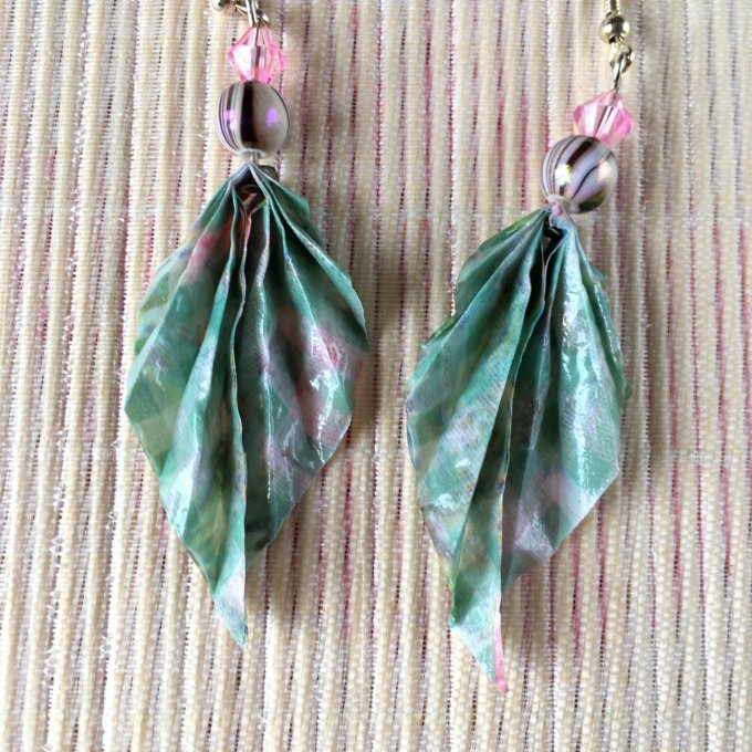 Boucles d'oreilles origami duo, vert et fleuri rose