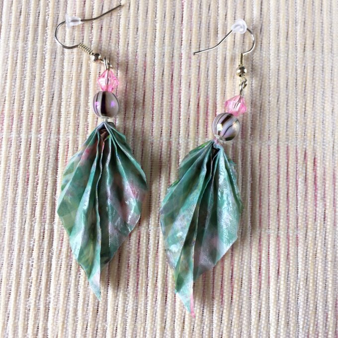 Boucles d'oreilles origami duo, vert et fleuri rose