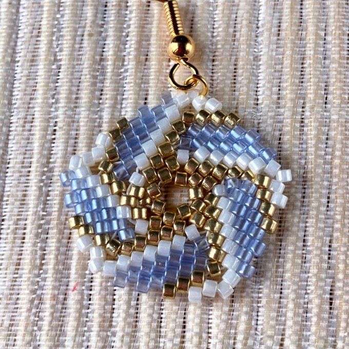 Boucles d’oreilles géométriques, couronne en perles Miyuki bleu, beige & doré