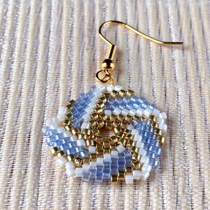 Boucles d’oreilles géométriques, couronne en perles Miyuki bleu, beige & doré