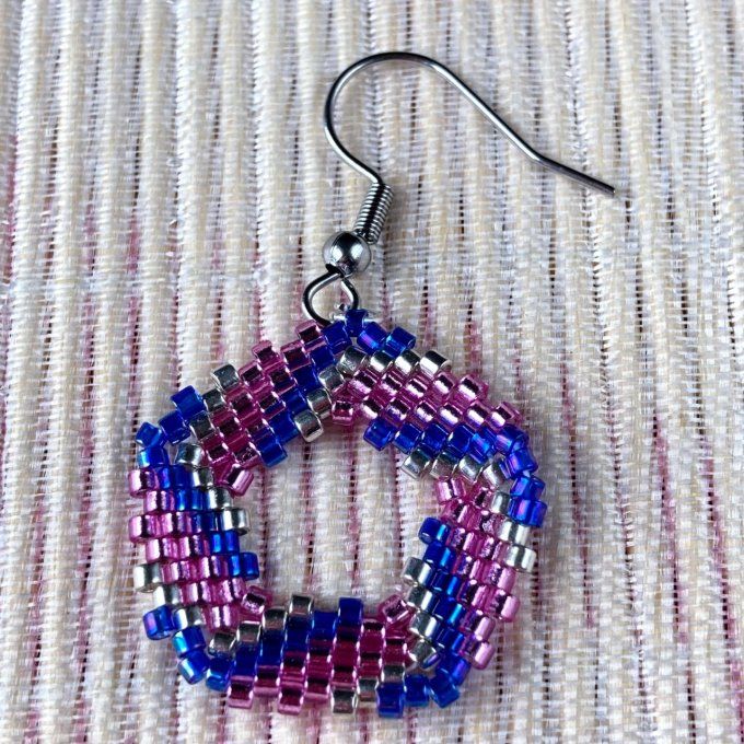 Boucles d’oreilles géométriques, couronne en perles Miyuki rose, bleu & argent