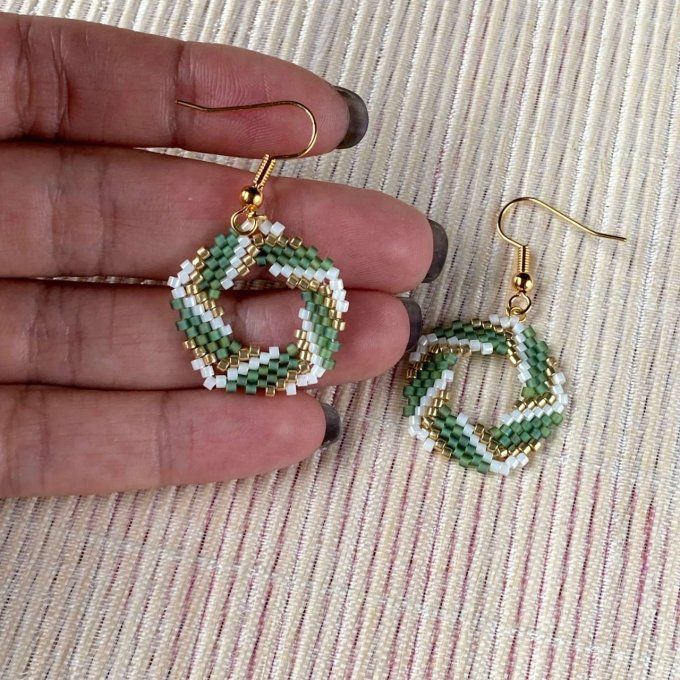 Boucles d’oreilles géométriques, couronne en perles Miyuki vert, beige, doré