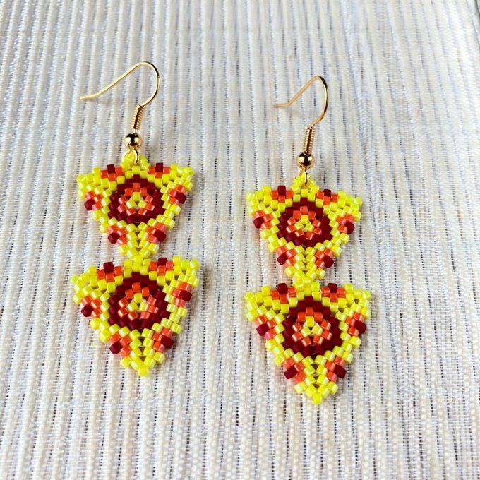 Boucles d’oreilles géométriques, double triangle en tissage Miyuki jaune, rouge, orange