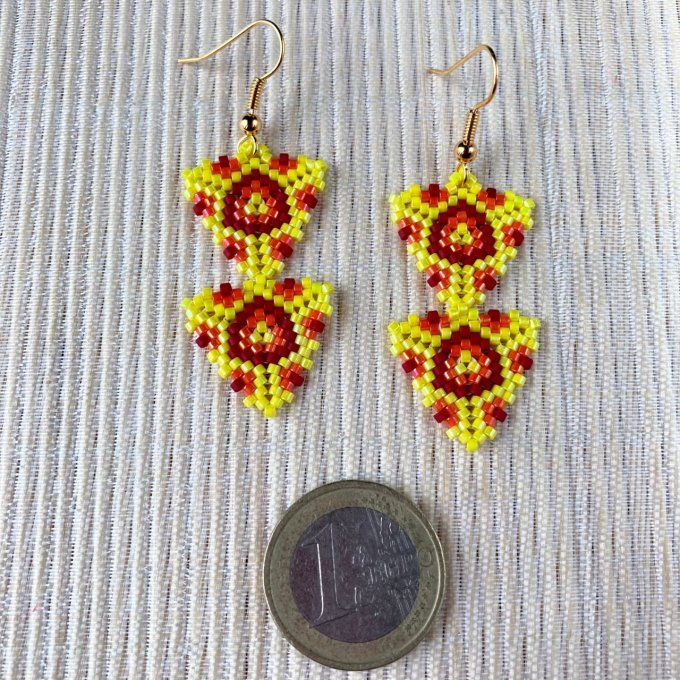 Boucles d’oreilles géométriques, double triangle en tissage Miyuki jaune, rouge, orange