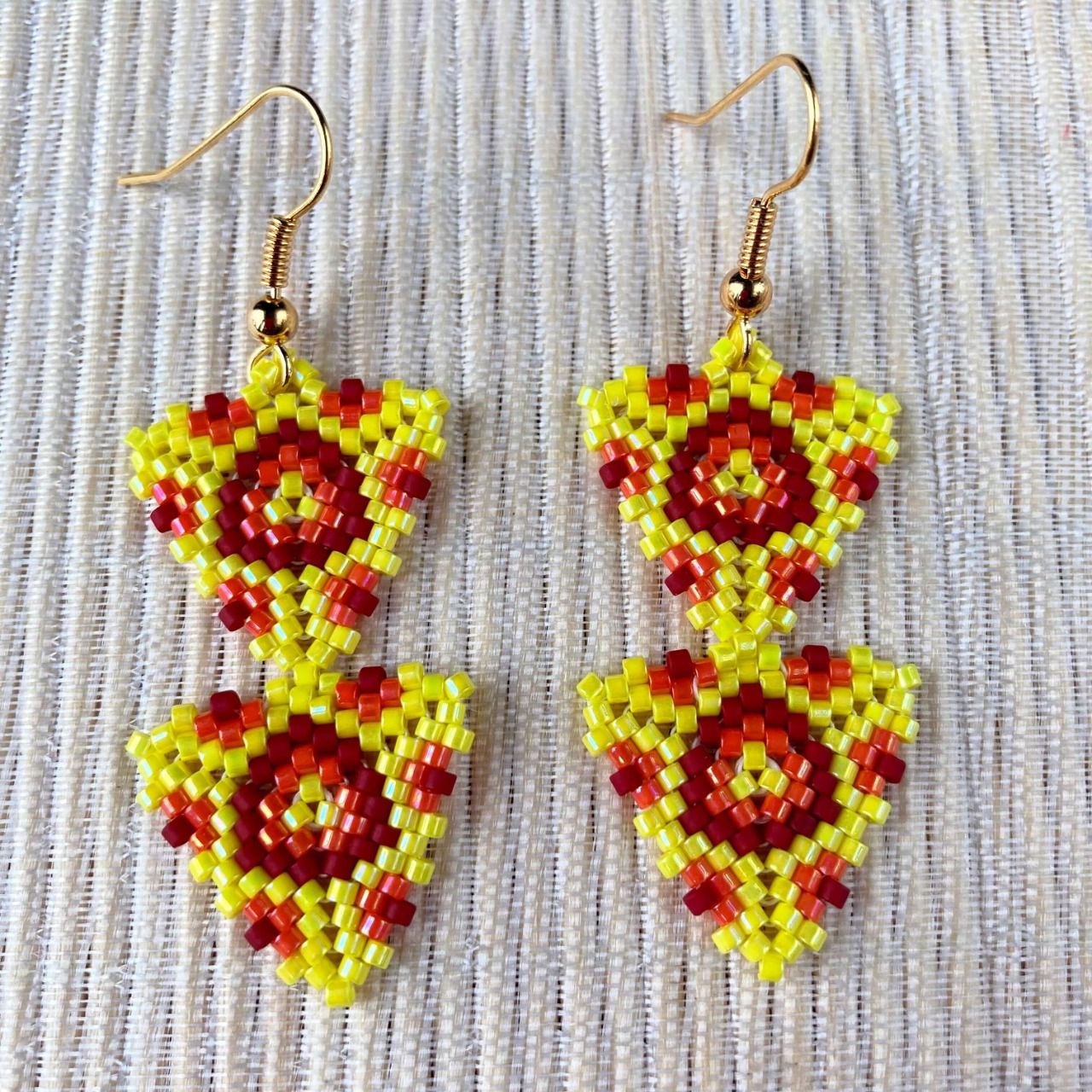 Boucles d’oreilles géométriques, double triangle en tissage Miyuki jaune, rouge, orange