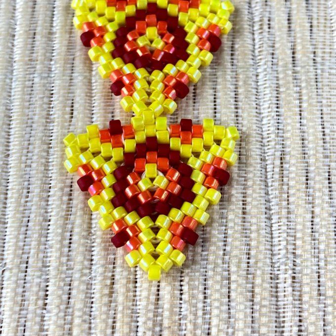 Boucles d’oreilles géométriques, double triangle en tissage Miyuki jaune, rouge, orange