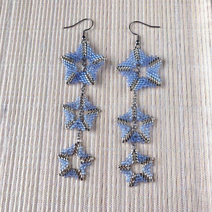 Boucles d’oreilles pendantes, pluie d’étoiles, en tissage de perles Miyuki bleu & 