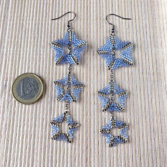 Boucles d’oreilles pendantes, pluie d’étoiles, en tissage de perles Miyuki bleu & 