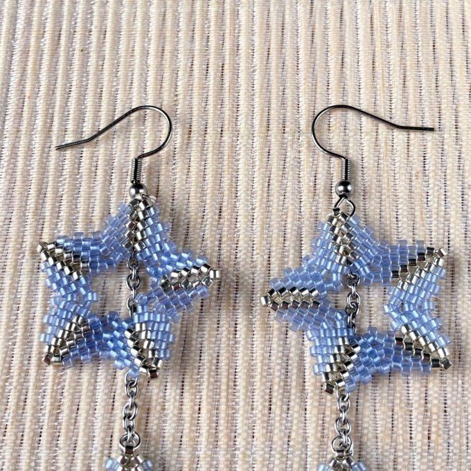 Boucles d’oreilles pendantes, pluie d’étoiles, en tissage de perles Miyuki bleu & 