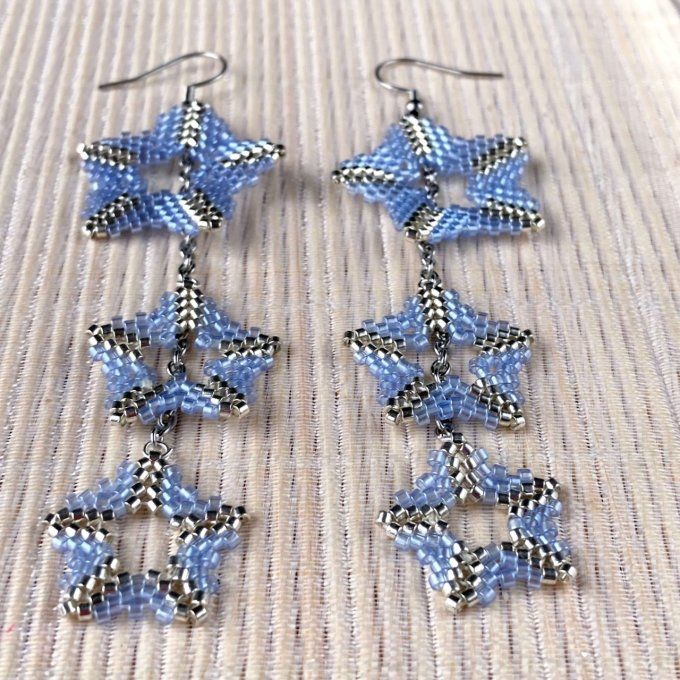 Boucles d’oreilles pendantes, pluie d’étoiles, en tissage de perles Miyuki bleu & 