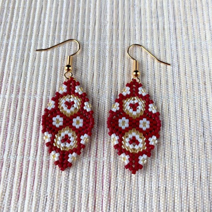 Boucles d’oreilles pendantes, grand losange en tissage de perles Miyuki rouge & beige 