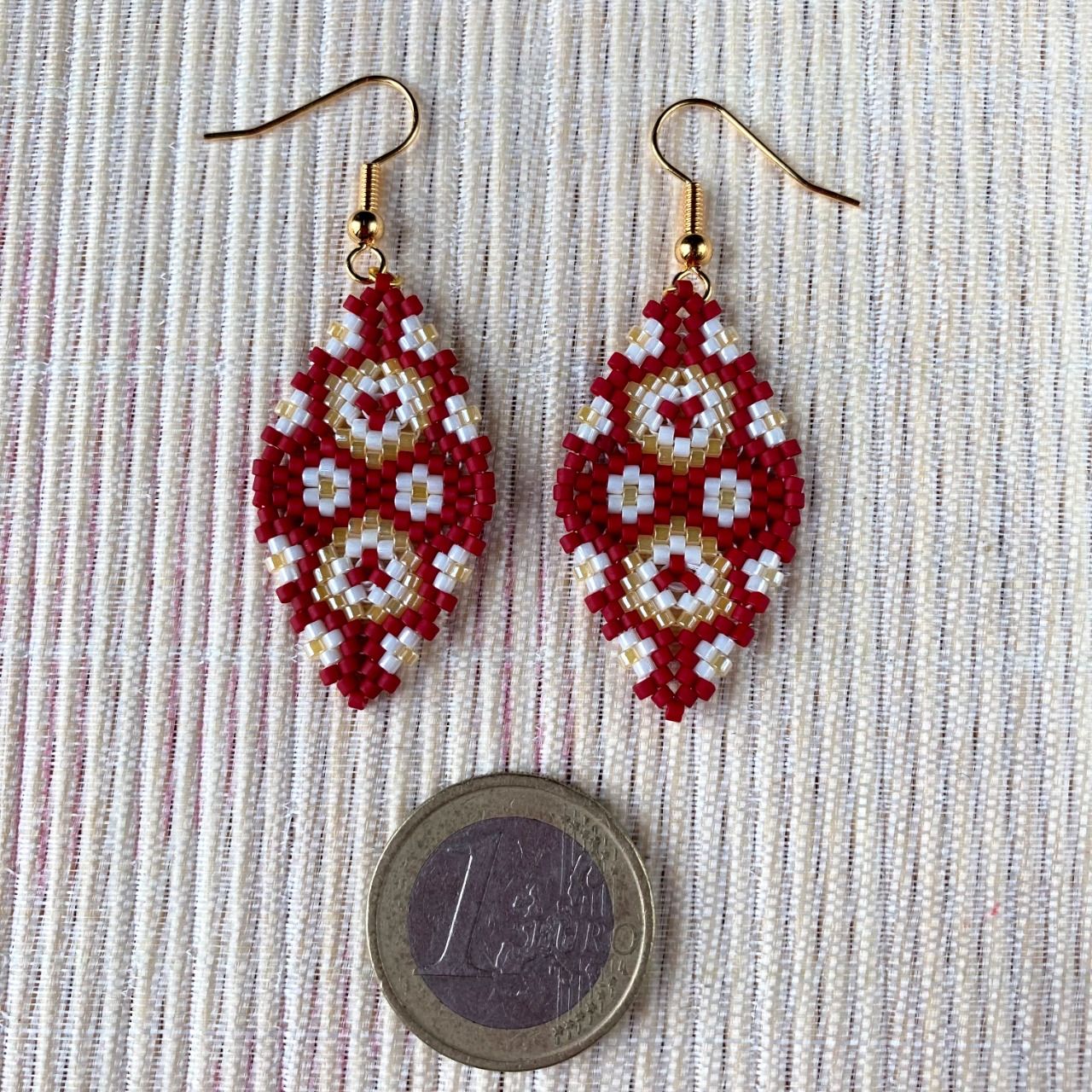 Boucles D'Oreilles Crochet Modernes Pendantes - Couleur Argent Avec Perle Rouge Modèle 507 - Occasion