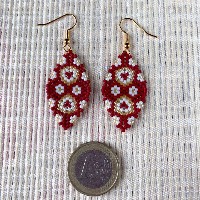 Boucles d’oreilles pendantes, grand losange en tissage de perles Miyuki rouge & beige 