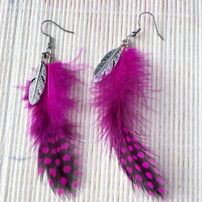 Boucles d'oreilles plumes, rose fuchsia & noir