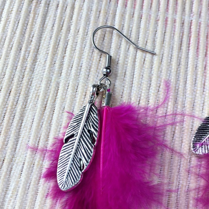 Boucles d'oreilles plumes, rose fuchsia & noir