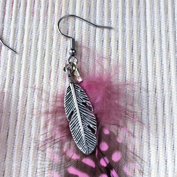 Boucles d'oreilles plumes, rose & noir