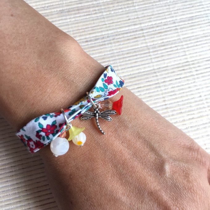 Bracelet 17cm, ruban fleuri blanc et multicolore, libellule