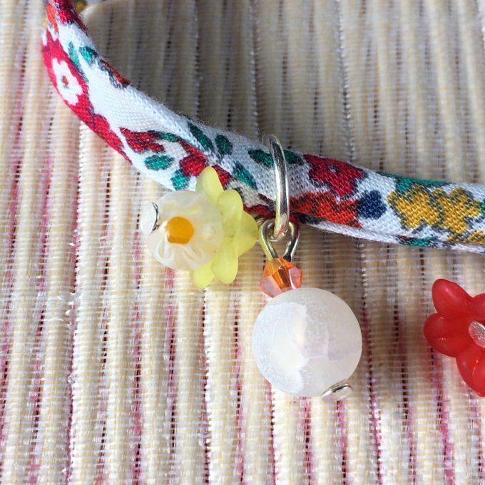 Bracelet 17cm, ruban fleuri blanc et multicolore, libellule