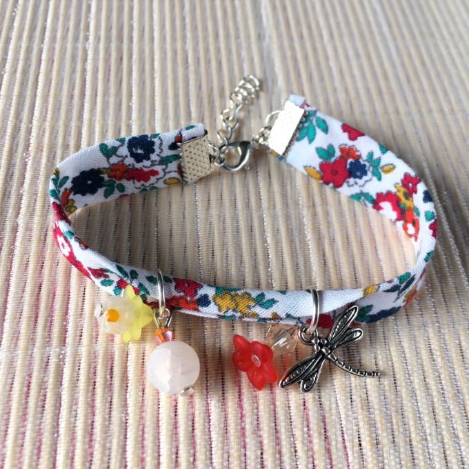 Bracelet 17cm, ruban fleuri blanc et multicolore, libellule