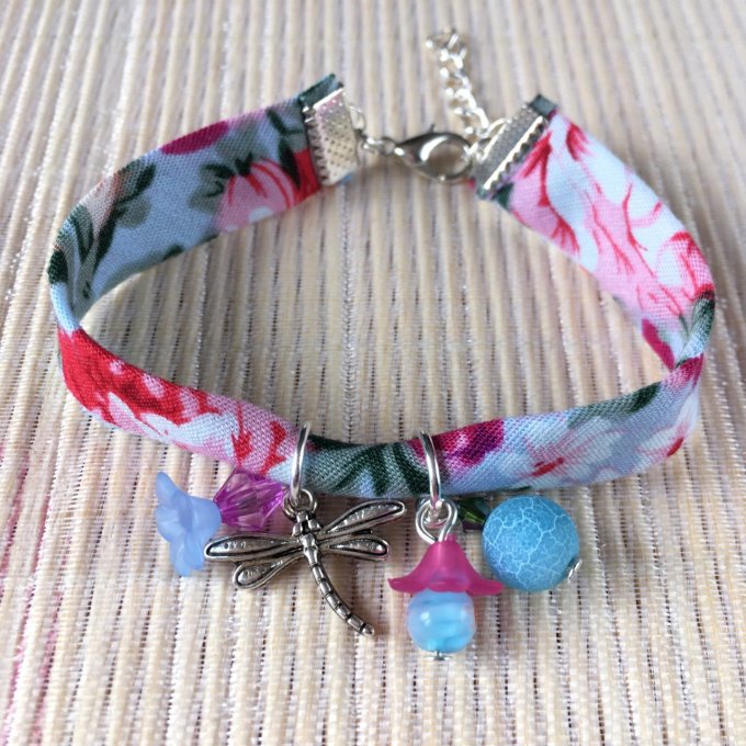 Bracelet 17cm, ruban fleuri bleu doux et rose, libellule