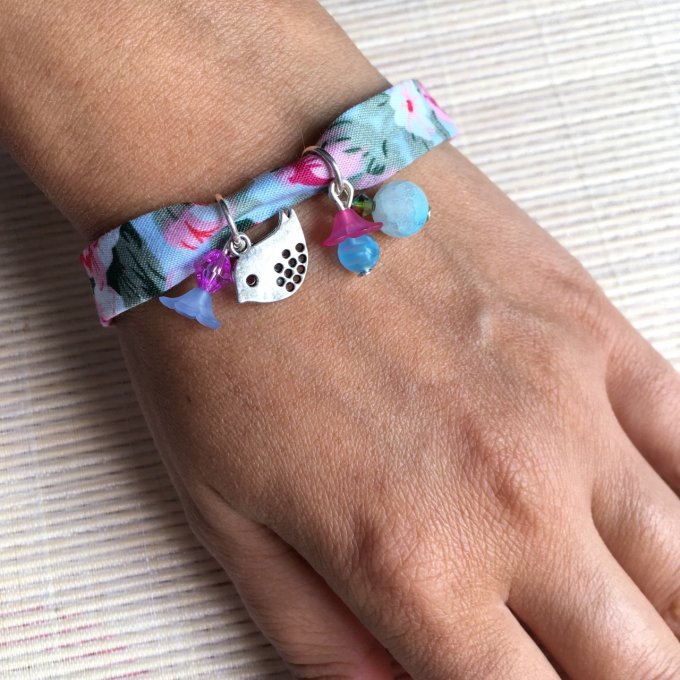 Bracelet 19cm, ruban fleuri bleu doux et rose, petit oiseau