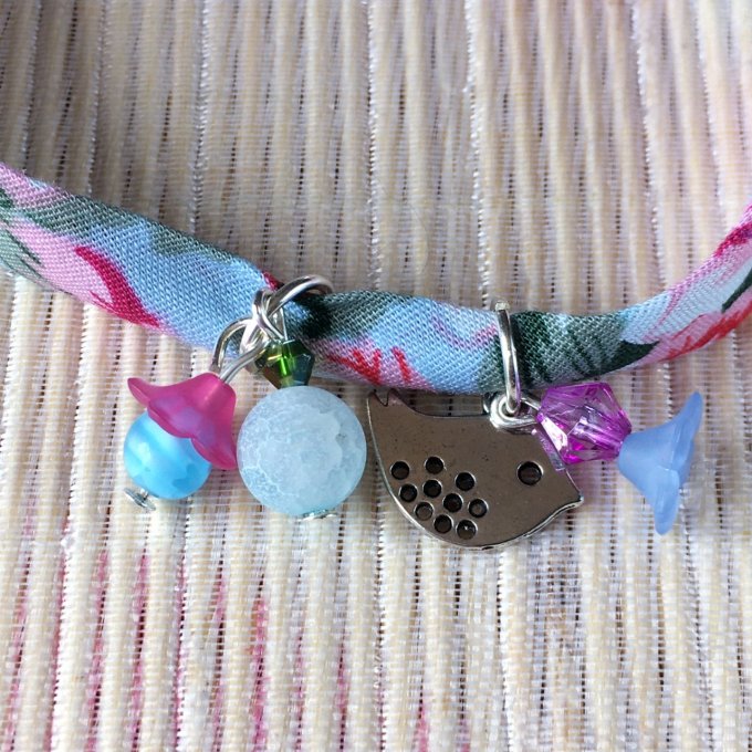 Bracelet 19cm, ruban fleuri bleu doux et rose, petit oiseau